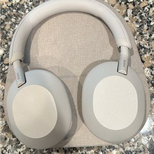 Sony - WH-1000XM5 Wireless Noise-Canceling Over-the-Ear Headphones - Silver